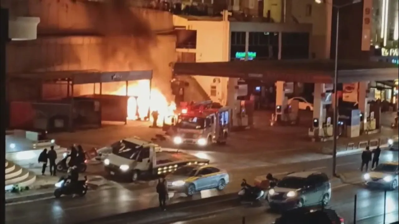 Esenyurt'ta akaryakıt istasyonundaki otomobilde çıkan yangını itfaiye söndürdü