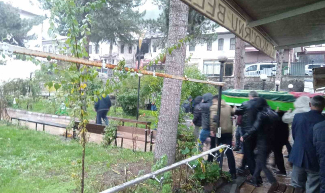 Eşi tarafından öldürülen 3 çocuk annesi kadın son yolculuğuna uğurlandı