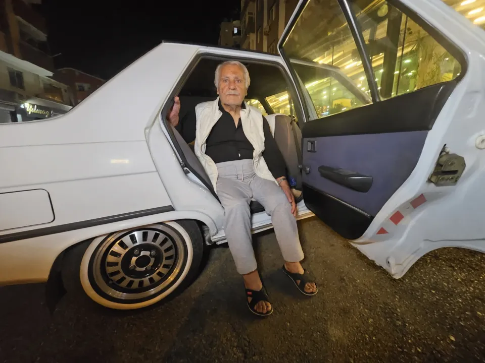 Eşini kaybettikten sonra 5 yıldır otomobilde yaşıyor