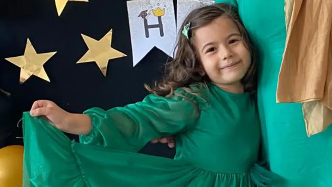 Eşini ve kızını, boğazlarını bıçakla keserek öldürdü