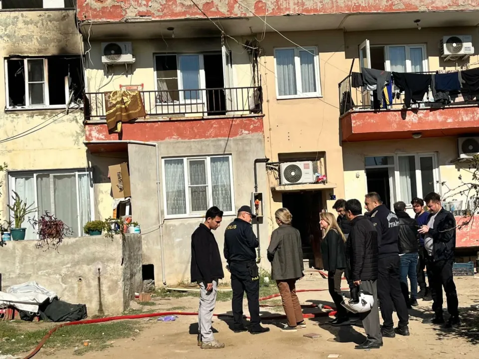 Ev yangını; 18 yaşındaki Makbule öldü, 3 yaralı