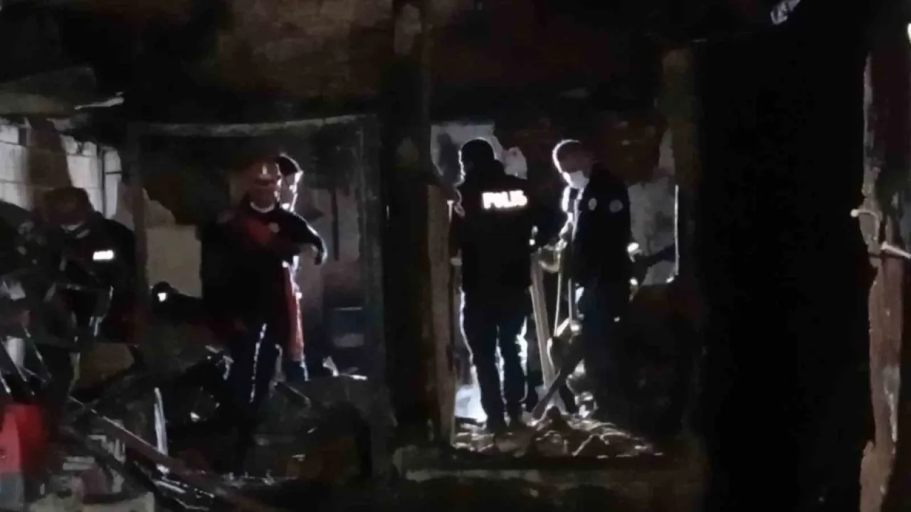 Ev yangınında kaybolan yaşlı adamın cansız bedeni bulundu