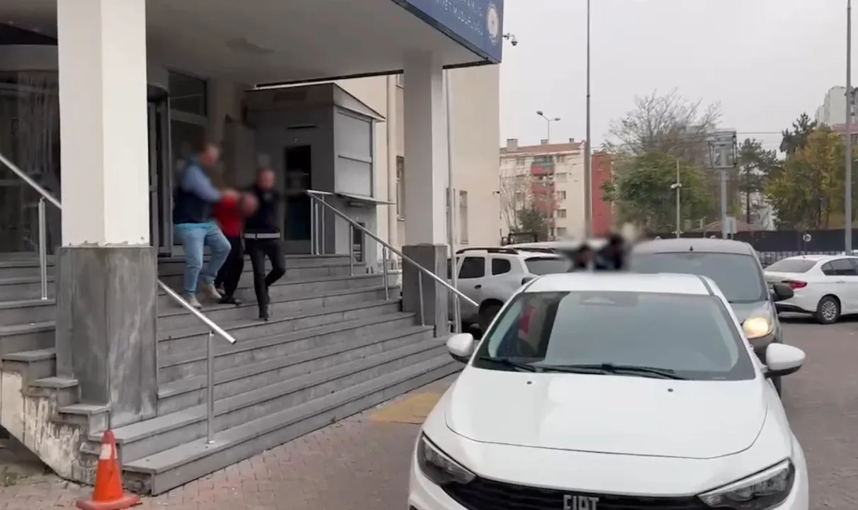 Evden hırsızlık yapan 2 şüpheli yakalandı