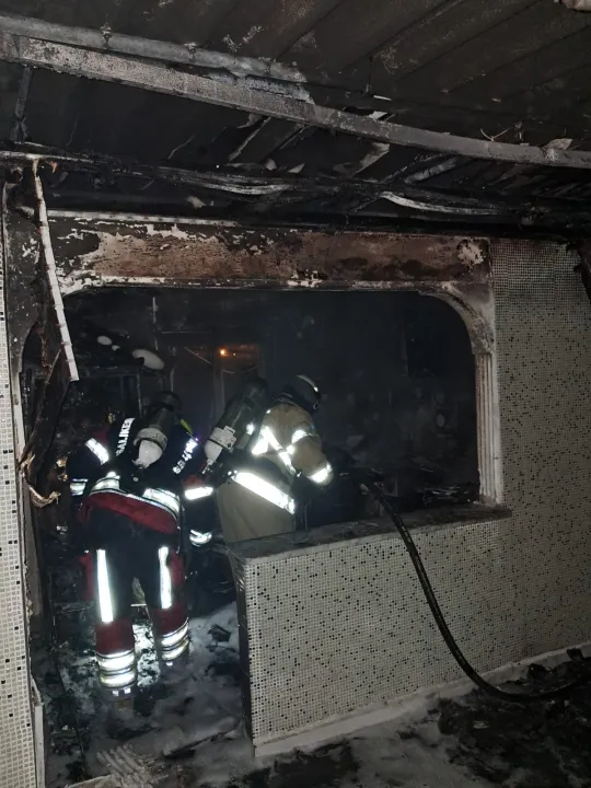 Evin çatısında çıkan yangın söndürüldü