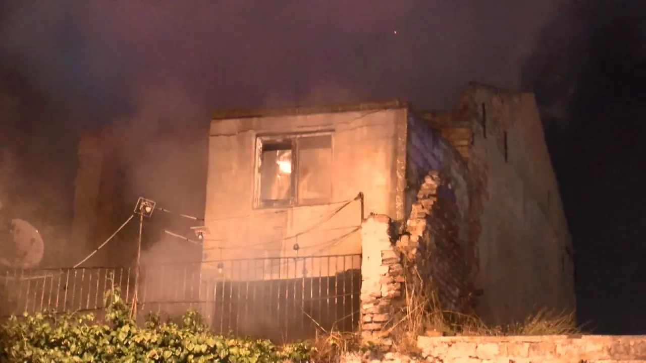 Fatih'te 2 katlı metruk bina alev alev yandı