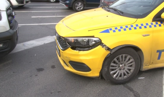 Fatih'te motosiklet ile taksi çarpıştı: Motosikletli yola savruldu