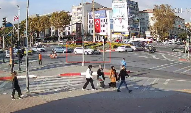 Fatih'te otomobil ile motosiklet çarpıştı: Kaza anı güvenlik kamerasına yansıdı