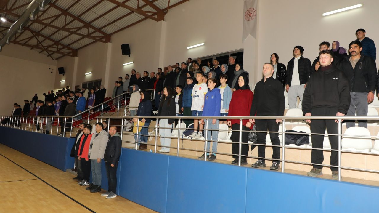 Ferizli’de Futsal Turnuvası Kupası’nın Sahibi Kemalpaşa FK Oldu