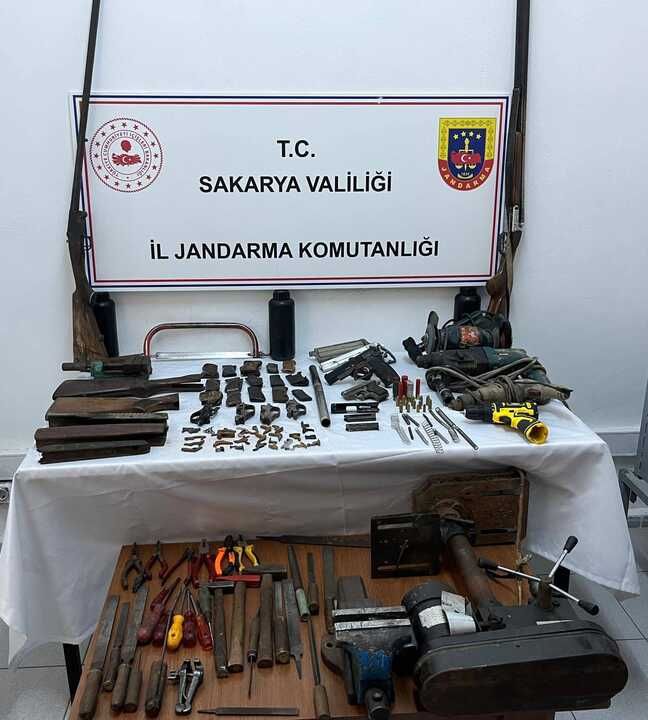 Ferizli’de silah atölyesine baskın! Çok sayıda ruhsatsız silah ele geçirildi