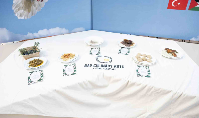 Filistin'le dayanışmada yemekler kırık tabaklarda sergilendi