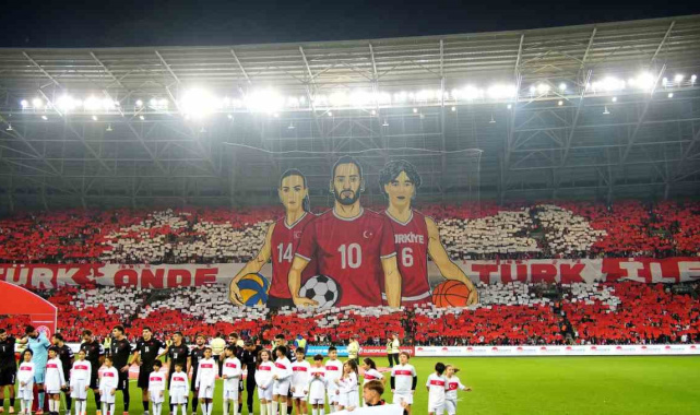 Filistinli çocuklar, milli futbolcularla birlikte seremoniye çıktı