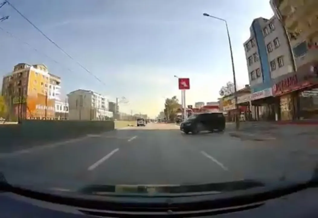 Freni boşalan minibüs üç şeritli yola indi, kamyonet sürücüsü kazadan kıl payı kurtuldu