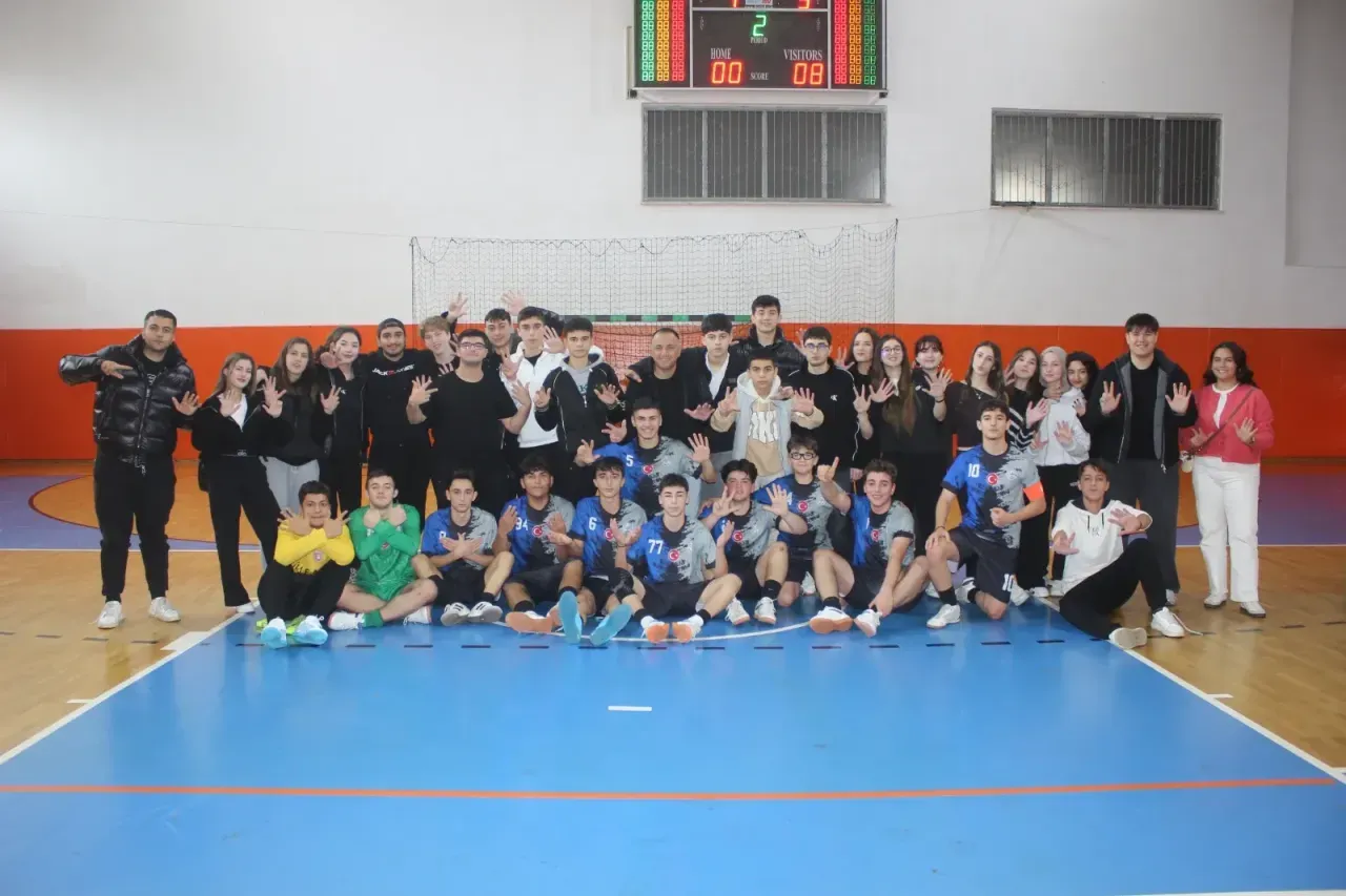 Futsal maçlarında heyecan dinmiyor