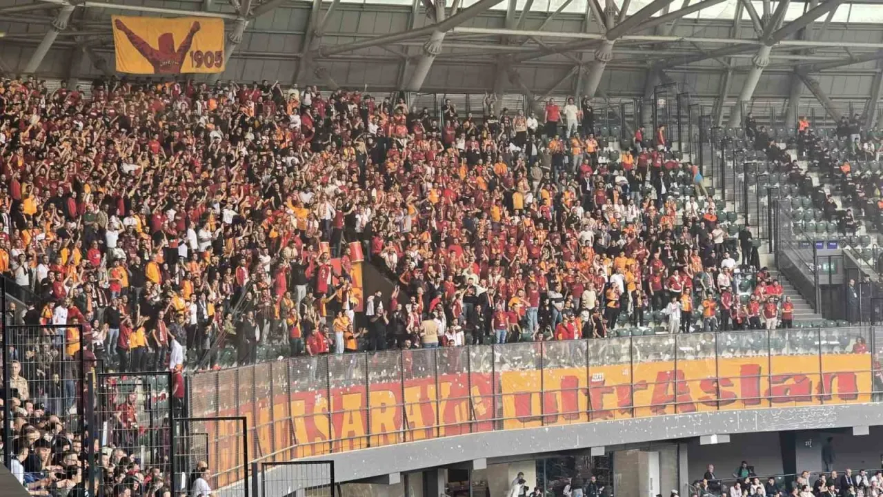 Galatasaray taraftarından Selçuk İnan tezahüratı