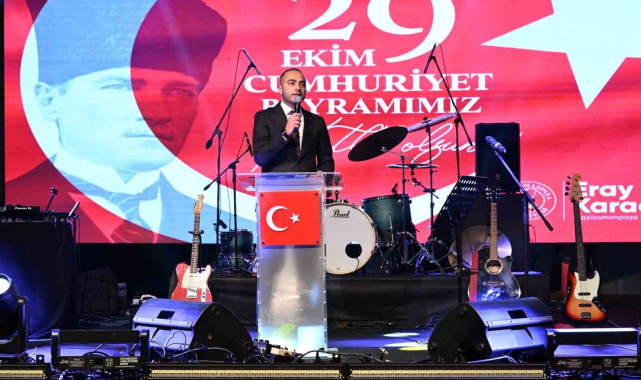 Gaziosmanpaşa'da Cumhuriyet Bayramı, fener alayı ve konserlerle kutlandı