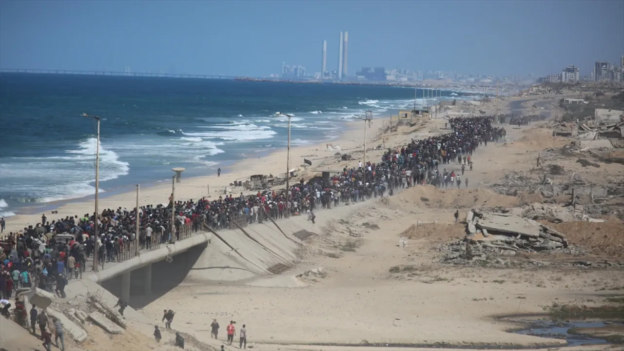 Gazze'de ateşkesin yürürlüğe girmesiyle binlerce Filistinli kuzeydeki evlerine dönmeye başladı
