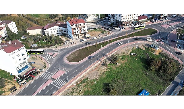 Gebze Dr. Zeki Acar Caddesi'ne dönel kavşak