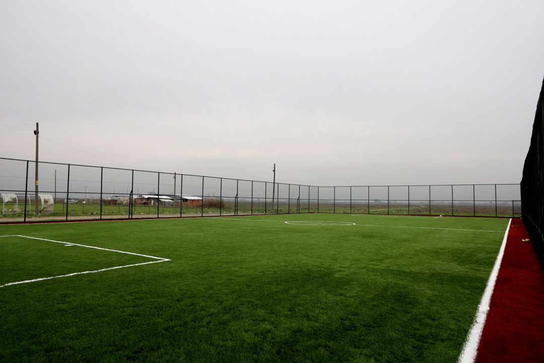 Geyve Bayat ve Eşme’de spor sahaları hizmete gün sayıyor