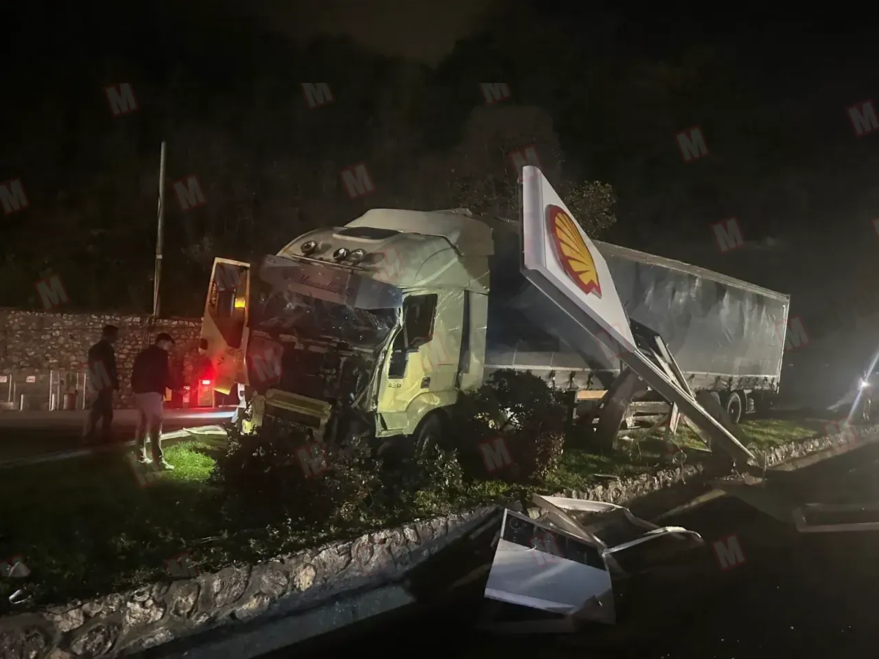 Geyve'de faciaya ramak kaldı! Tır petrol istasyonuna daldı