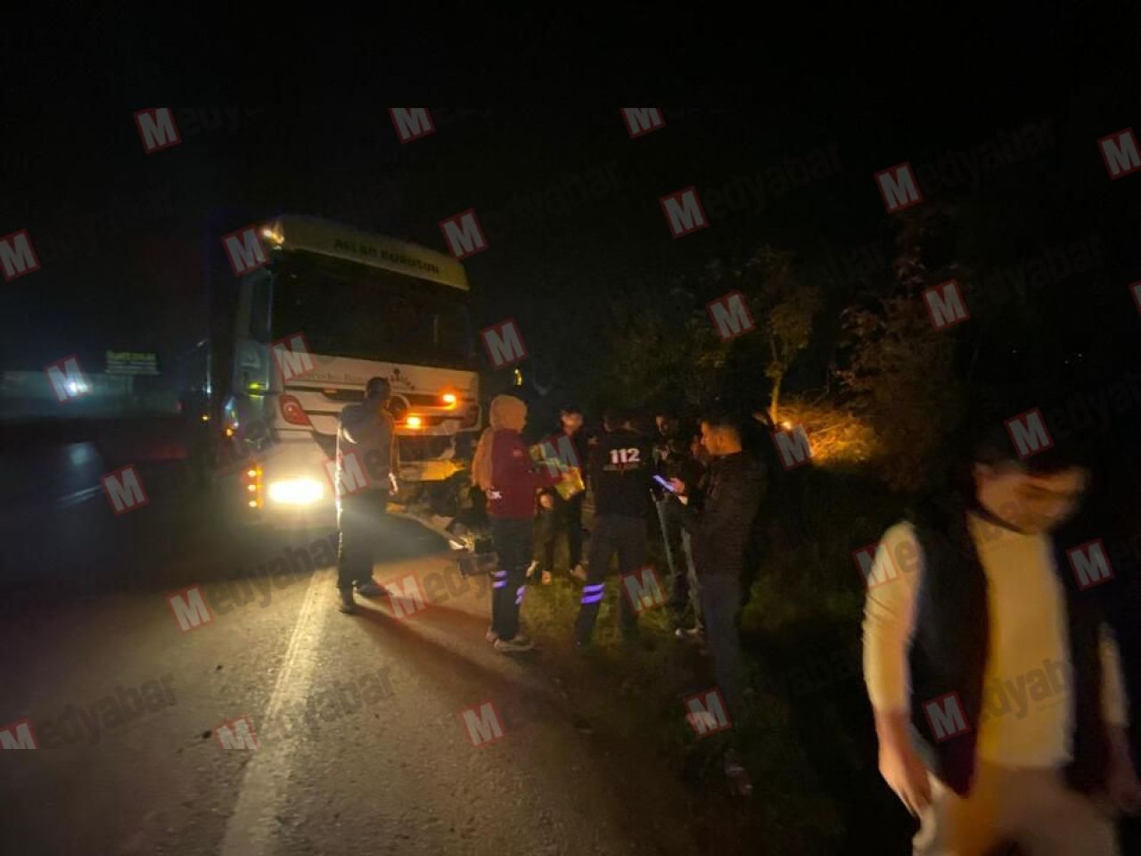 Geyve’de kaza! Eşme Sapağı’nda otomobil ile tır çarpıştı: 2 yaralı