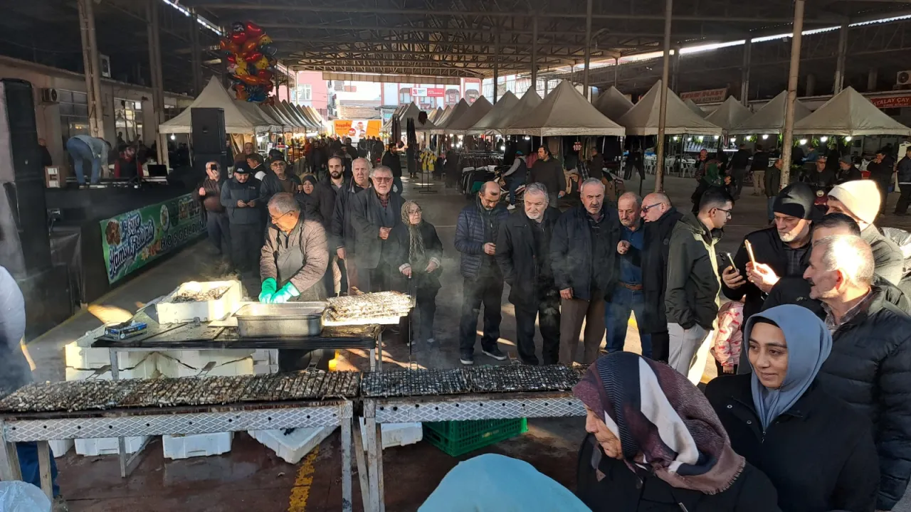 Geyveliler hamsiye doydu! Festivalde 1 ton hamsi ikram edildi