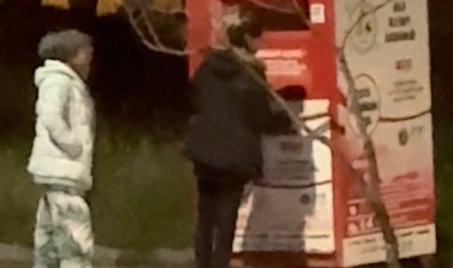 Giysi kumbarasından kıyafet çaldılar