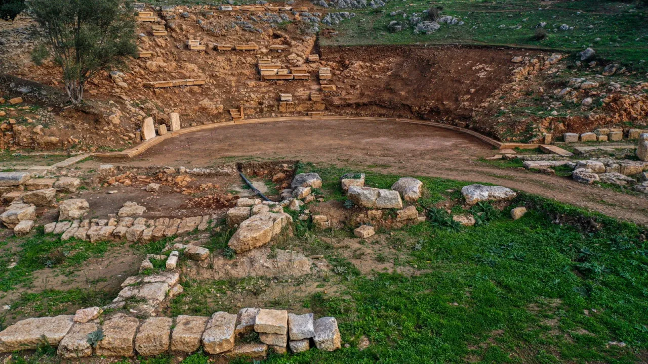 Gölyazı'daki antik tiyatroda seyirci basamakları orijinal yerlerine yerleştiriliyor