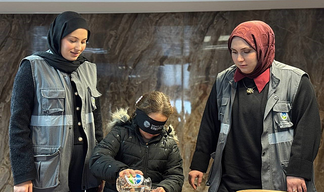 Gözlerini bağlayıp su doldurdular: Öğrencilere 'Beyaz Baston' farkındalığı