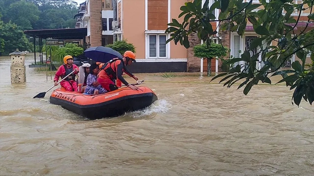 Güneydoğu Asya ülkelerinde şiddetli yağışların yol açtığı afetler 1200'e yakın can aldı
