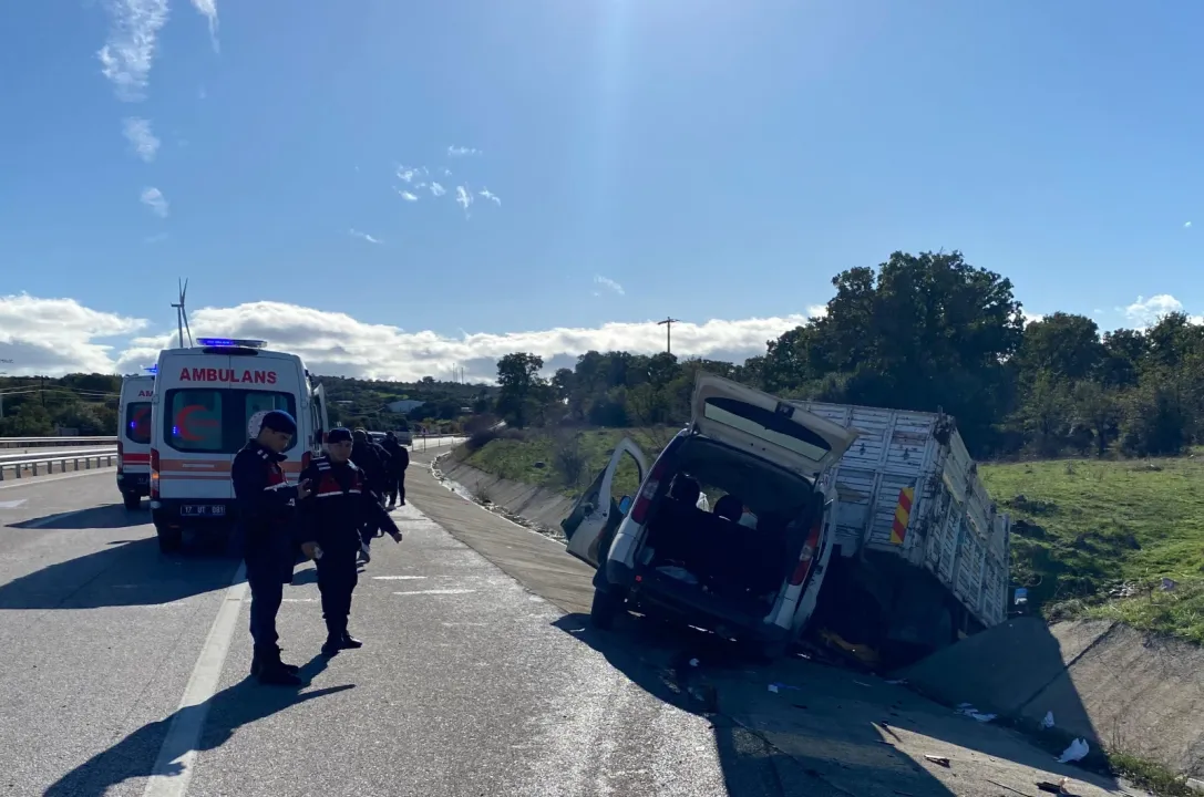 Hafif ticari araç ile kamyonet çarpıştı, 5 kişi yaralandı