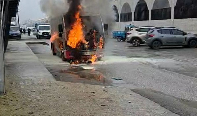 Halk otobüsü alev alev yandı