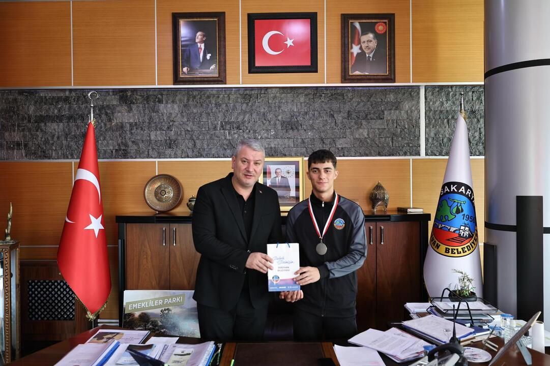 Halterin genç yıldızı Enes Efe Aydın, Başkan Çelik’in konuğu oldu