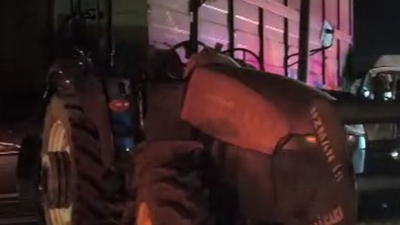 Hatay'da işçileri taşıyan servis minibüsü traktörün römorkuna çarptı: 14 Yaralı