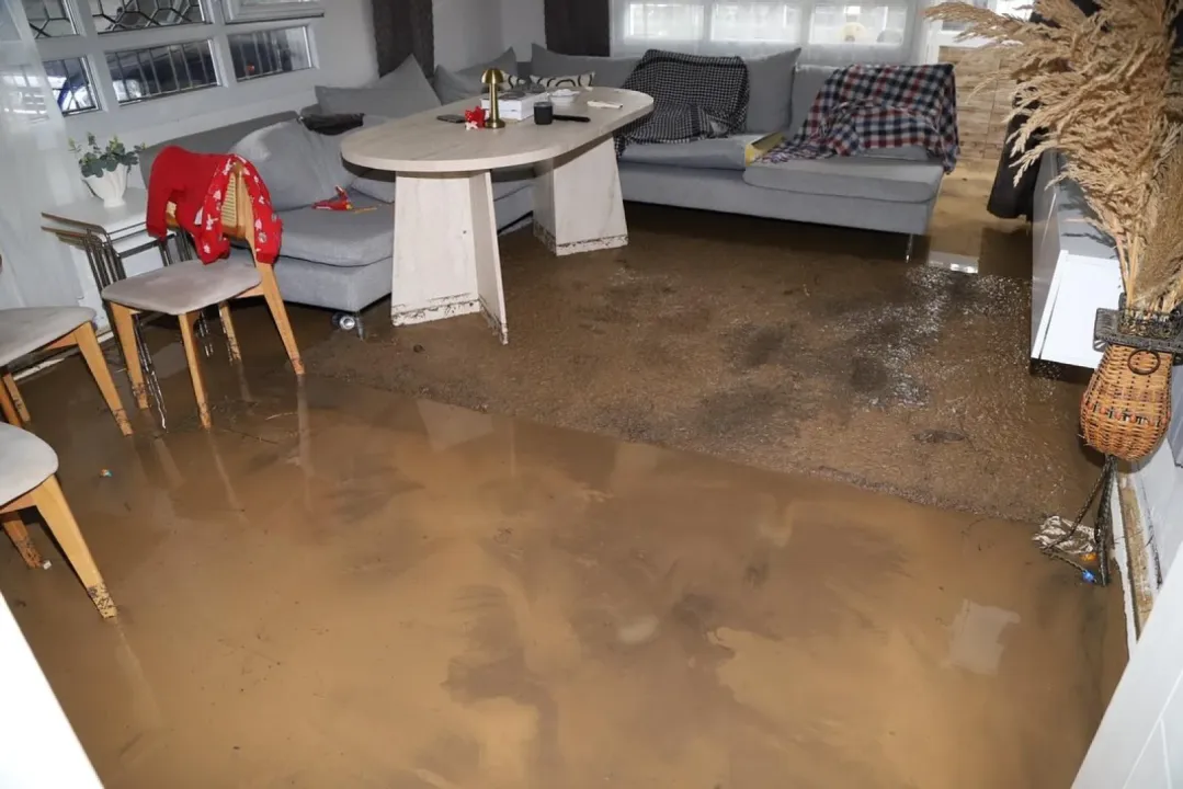 Hatay’da sağanak nedeniyle otoyol çöktü, yolları su bastı, denizde hortum çıktı