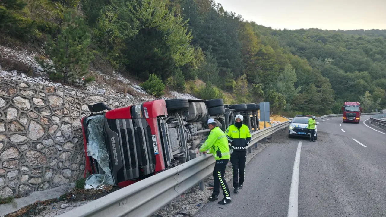 Hayvan yemi yüklü tırın devrildiği kazada 2 kişi ağır yaralandı