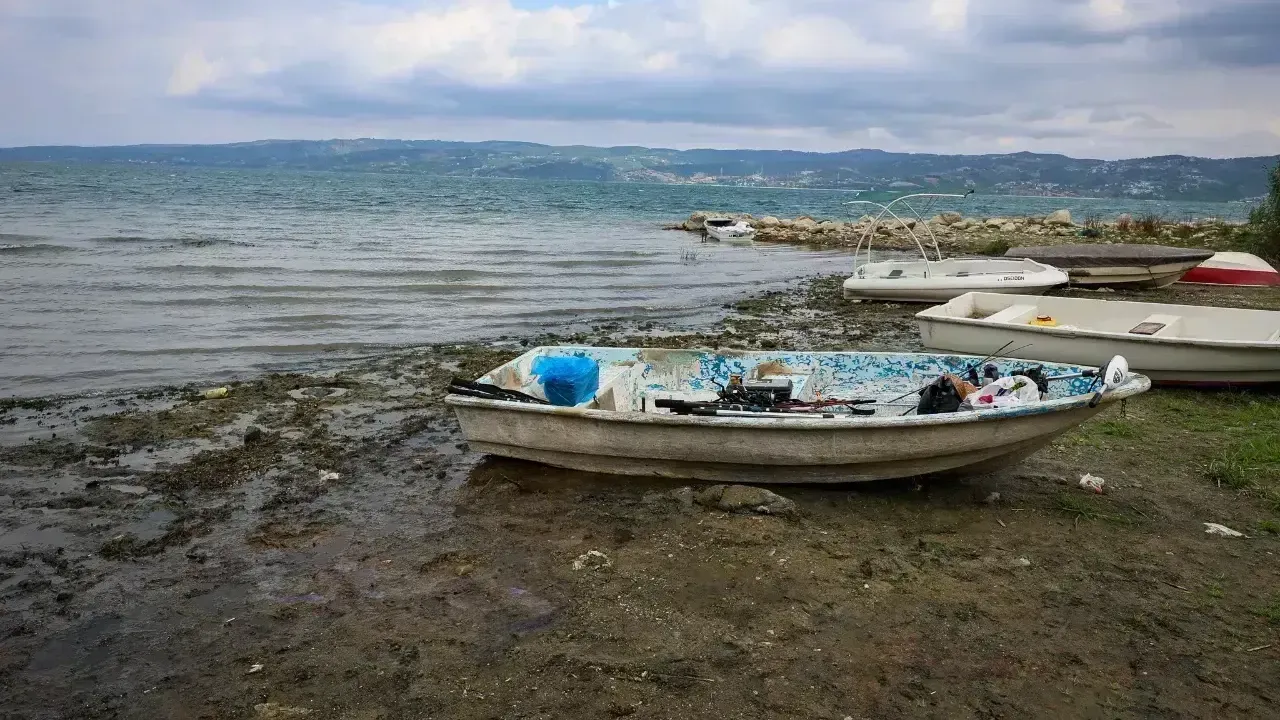 Her gün bir santimetre azalıyoruz! Sapanca Gölü'nde ibre yeniden renk değiştiriyor