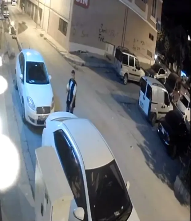 Hırsızlık anı çalınan güvenlik kamerası tarafından kaydedildi