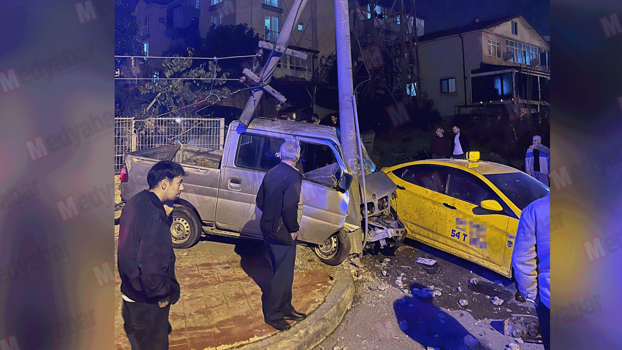 Hızırtepe'de korkutan kaza: Kamyonet hem elektrik direğine hem taksiye çarptı!