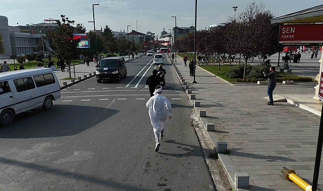 Hızlı giden motosikleti kazalara dikkat çekmek için kovaladılar