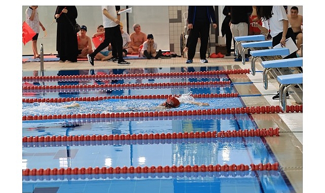 İBB’den Dünya Engelliler Günü'nde Anlamlı Yüzme Etkinliği