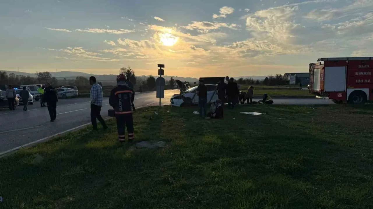 İki otomobil çarpıştı, ortalık savaş alanına döndü: 6 yaralı