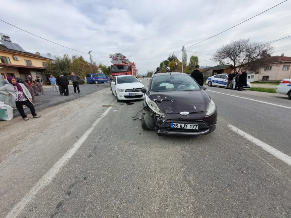 İki otomobilin çarpıştığı kazada 5 kişi yaralandı