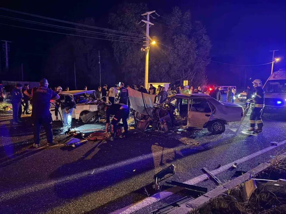 İki Tofaş araç kafa kafaya çarpıştı: 2’si ağır 3 yaralı