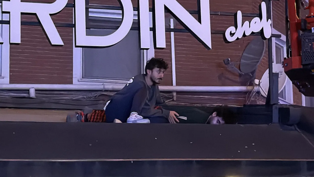 İkinci katın penceresinden kafenin tentesine düşüp yaralandı