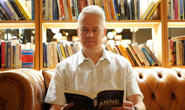 İngiliz yazar T.M. Logan, İstanbul'da okuyucularıyla bir araya geldi