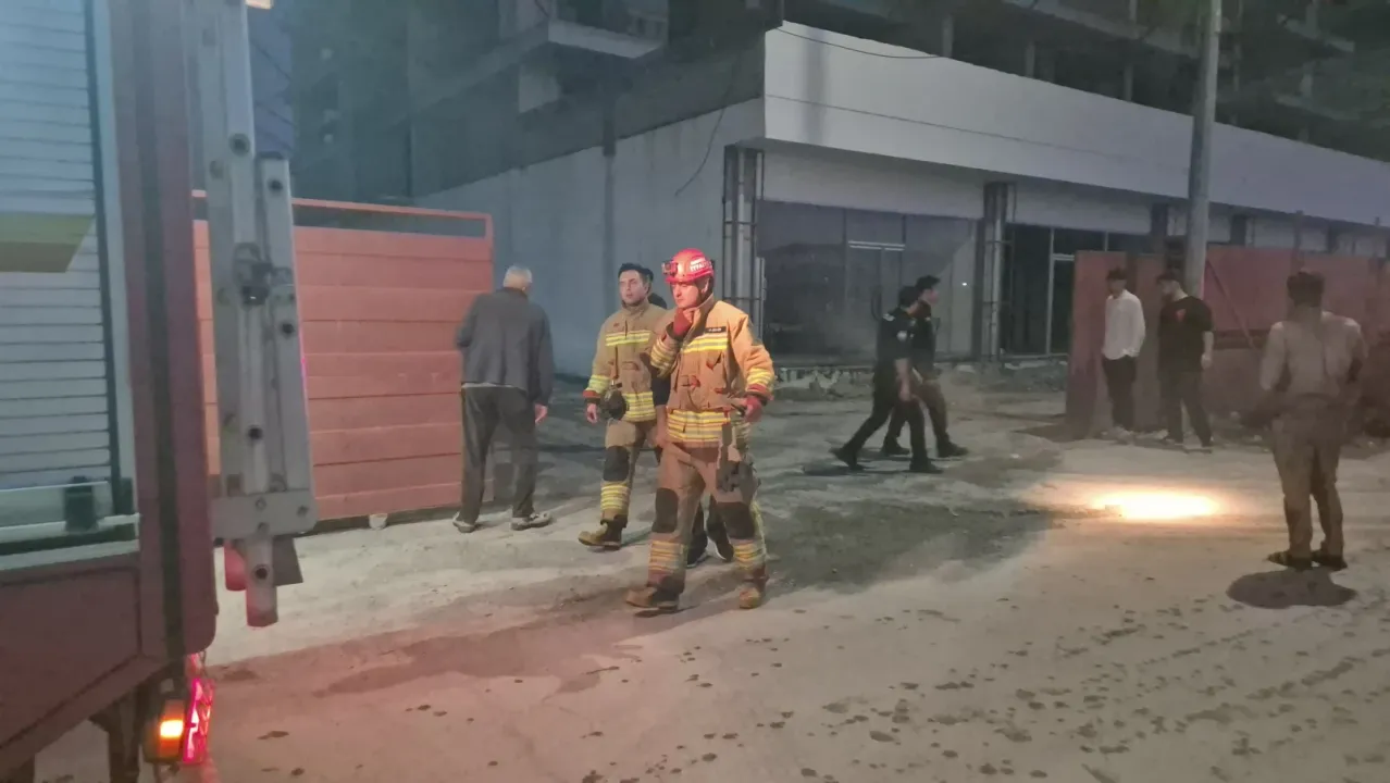 İnşaatta üzerine çelik kapı düşen yabancı uyruklu işçi, öldü