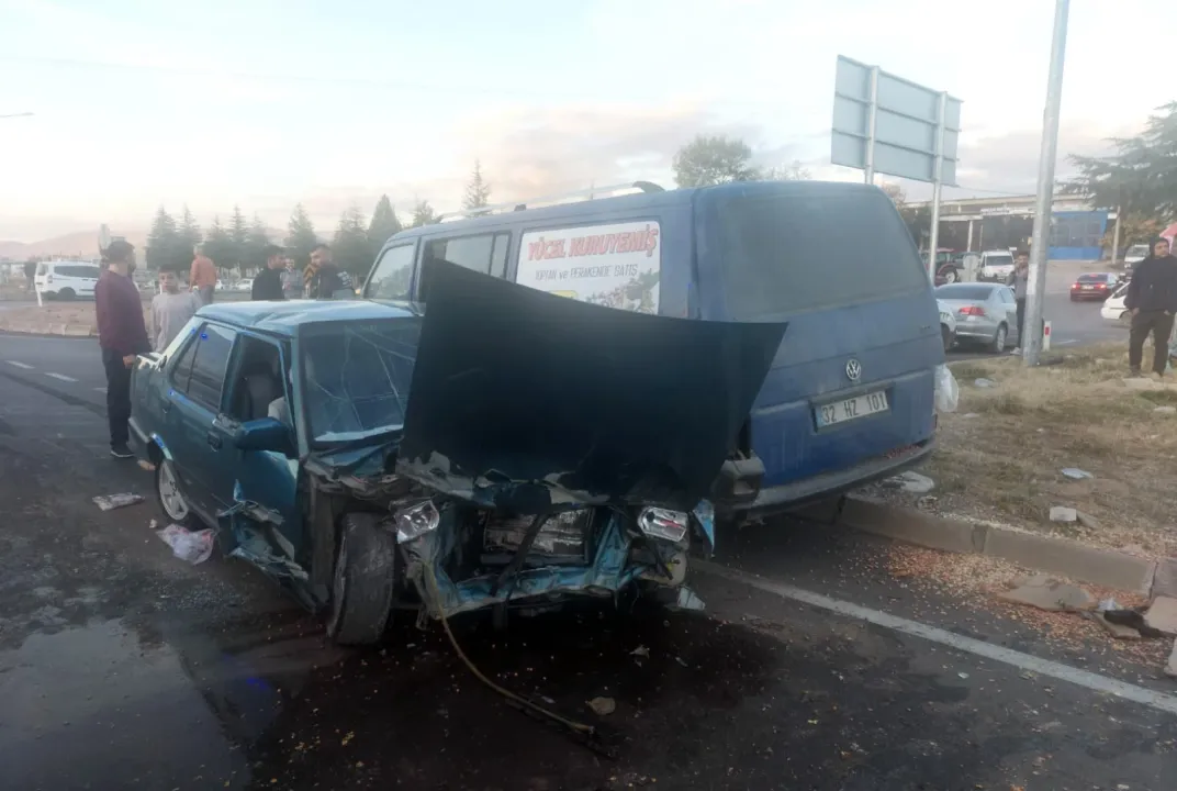 Isparta’da kamyonetle çarpışan otomobil hurdaya döndü: 2 yaralı