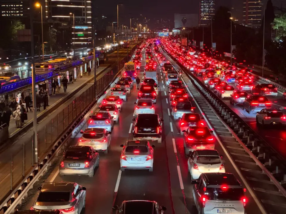 İstanbul'da akşam saatlerinde trafik yoğunluğu yüzde 76'ya çıktı
