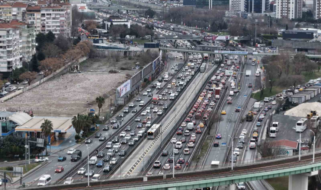 İstanbul'da ara tatilin başlamasıyla trafik yoğunluğu yüzde 85'e ulaştı