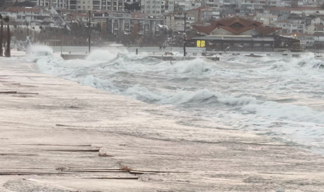 İstanbul'da lodos nedeniyle deniz seferleri iptal edildi